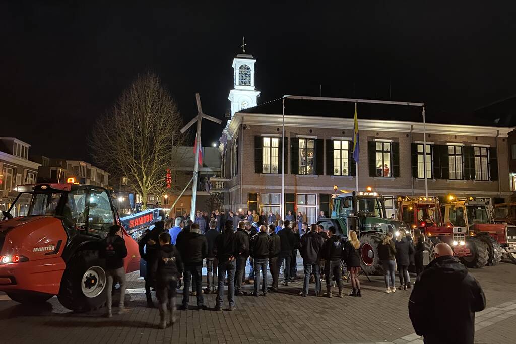 Vele boeren protesteren bij gemeentehuis voor debat windturbines