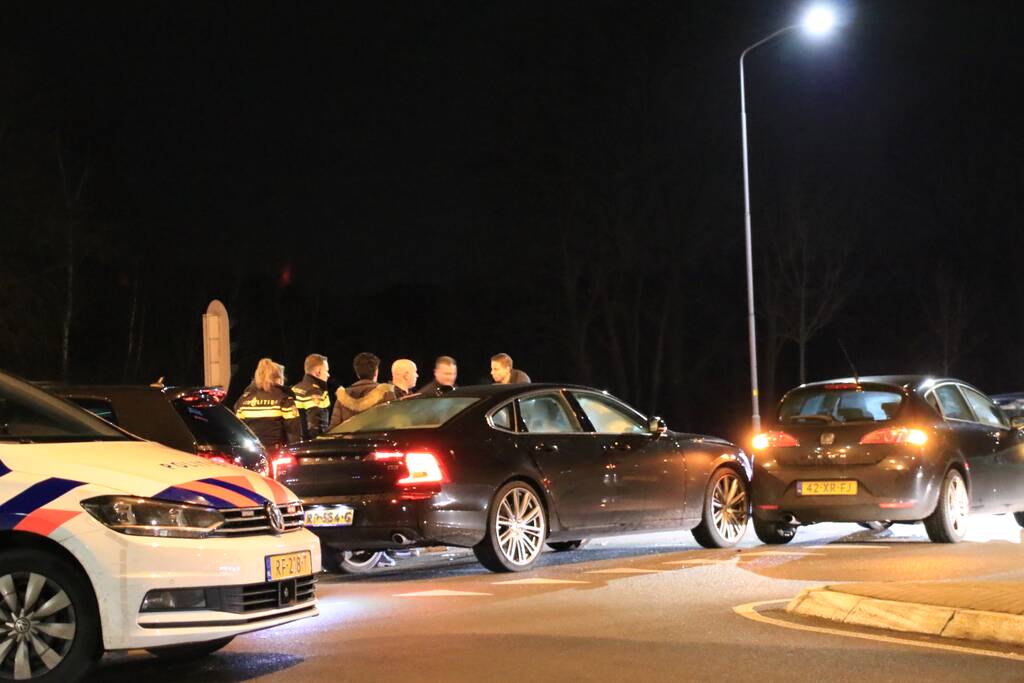 Twee auto's botsen op kruising