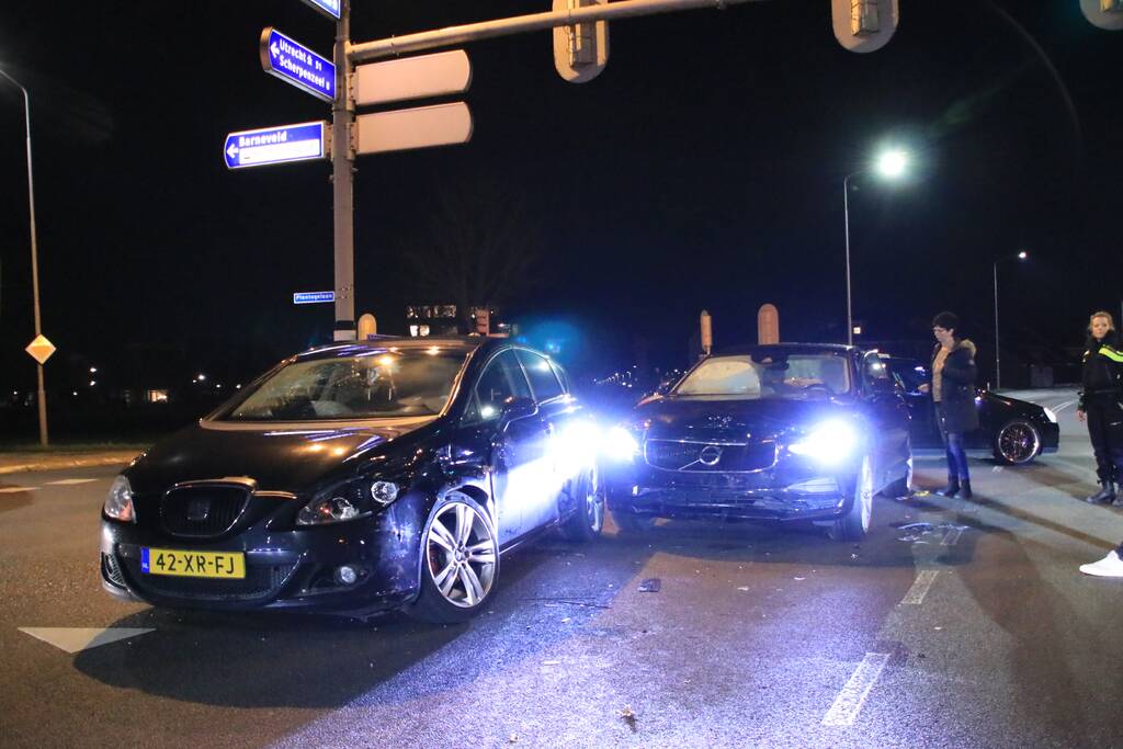 Twee auto's botsen op kruising