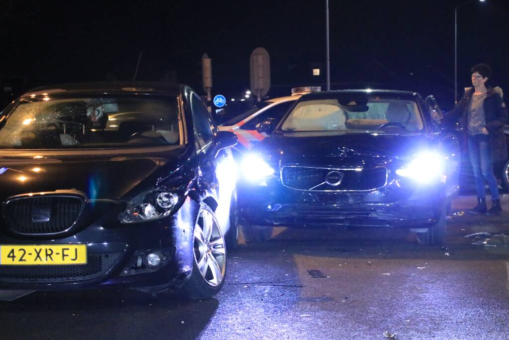 Twee auto's botsen op kruising