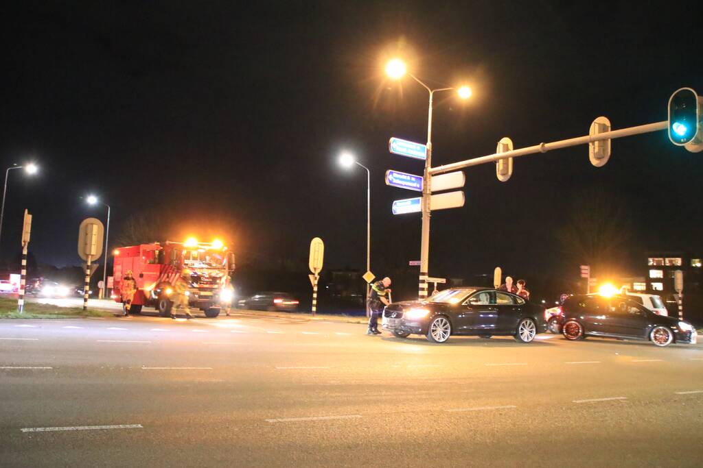 Twee auto's botsen op kruising