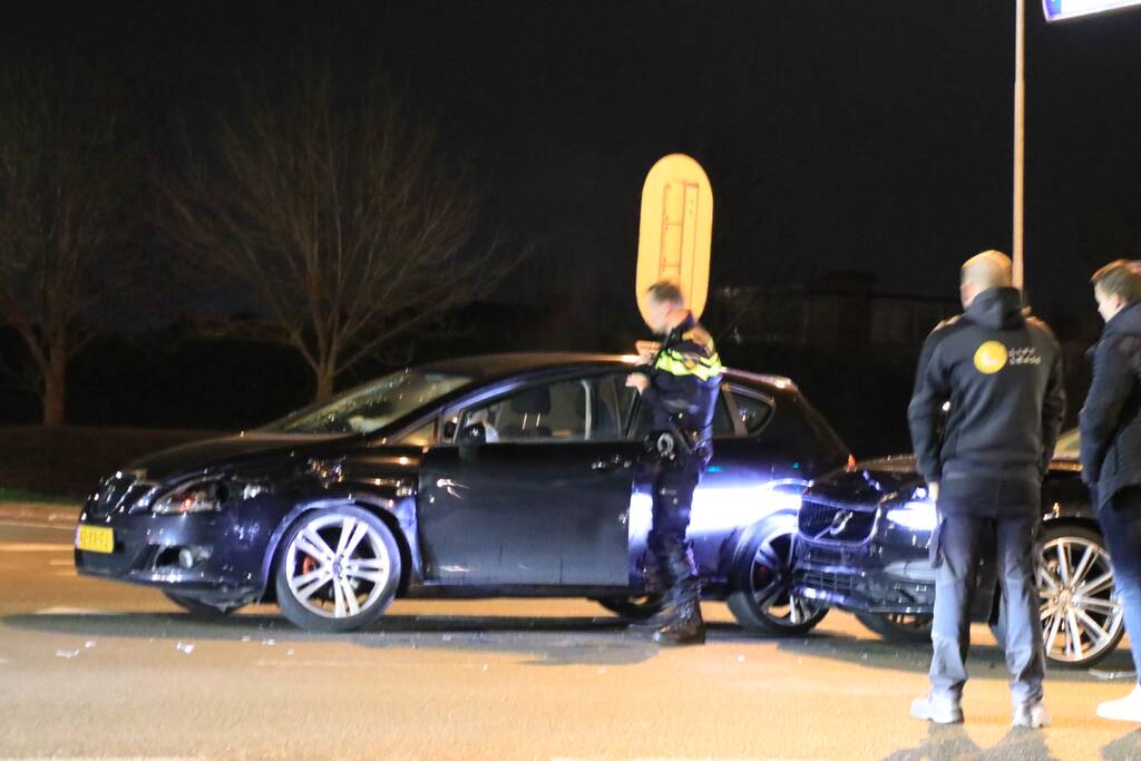 Twee auto's botsen op kruising