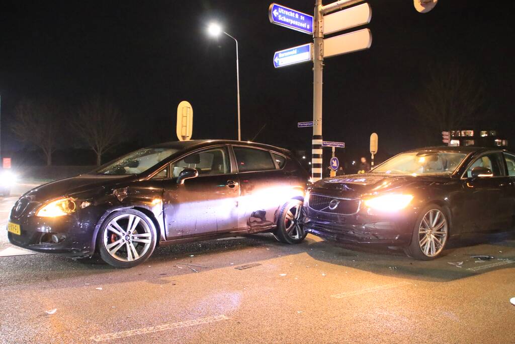 Twee auto's botsen op kruising