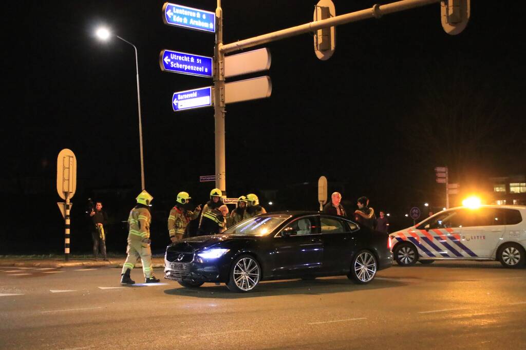 Twee auto's botsen op kruising