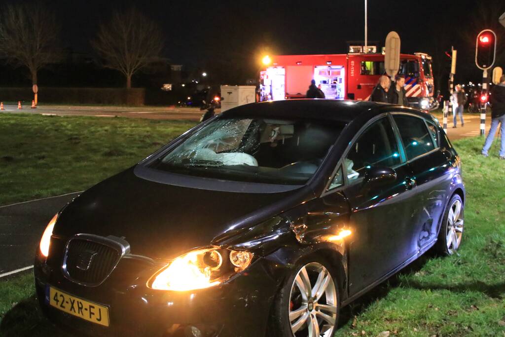 Twee auto's botsen op kruising