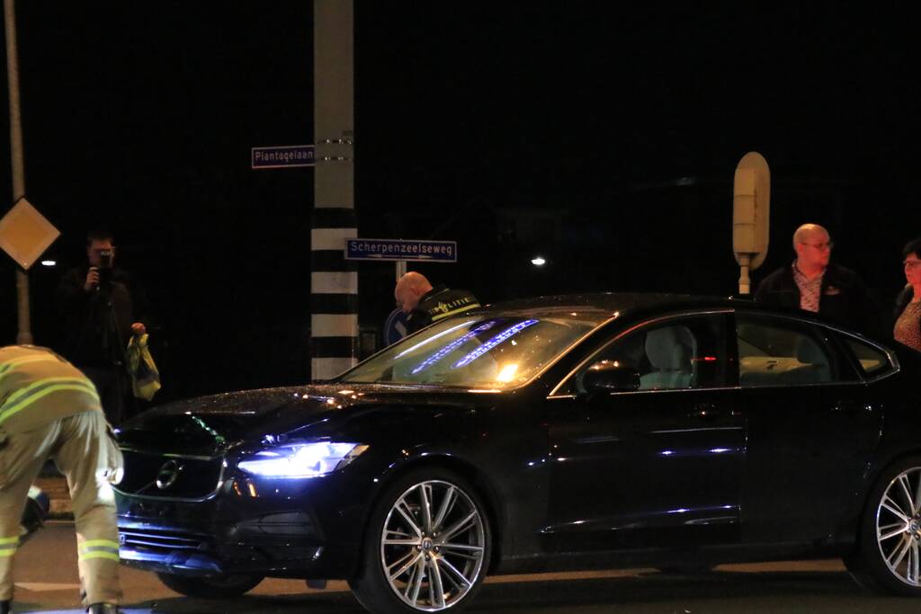 Twee auto's botsen op kruising