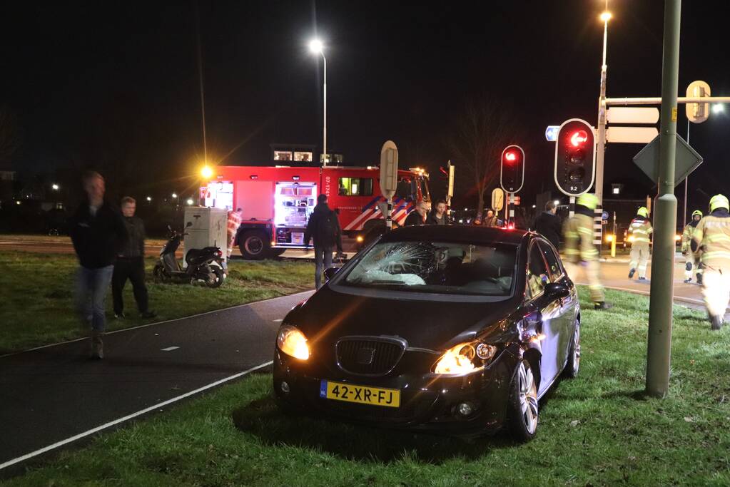 Twee auto's botsen op kruising