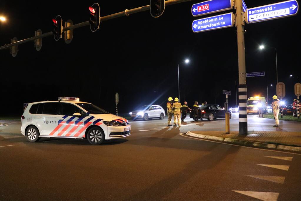 Twee auto's botsen op kruising