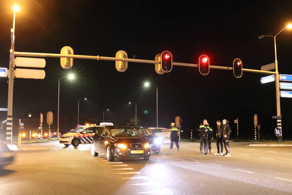 Twee auto's botsen op kruising