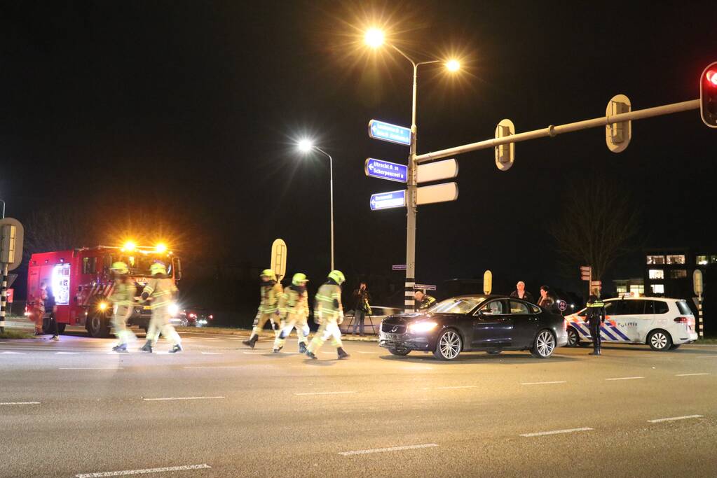 Twee auto's botsen op kruising