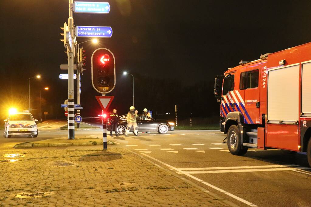 Twee auto's botsen op kruising