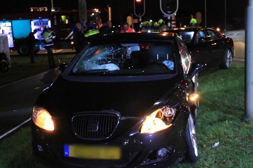 Twee auto's botsen op kruising