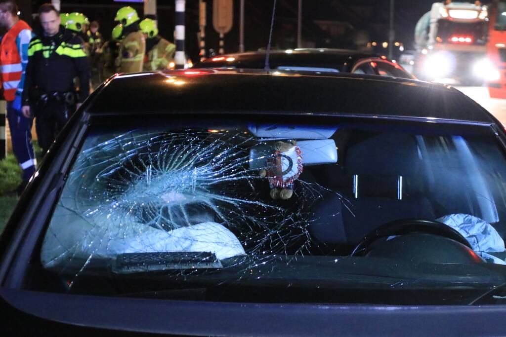 Twee auto's botsen op kruising