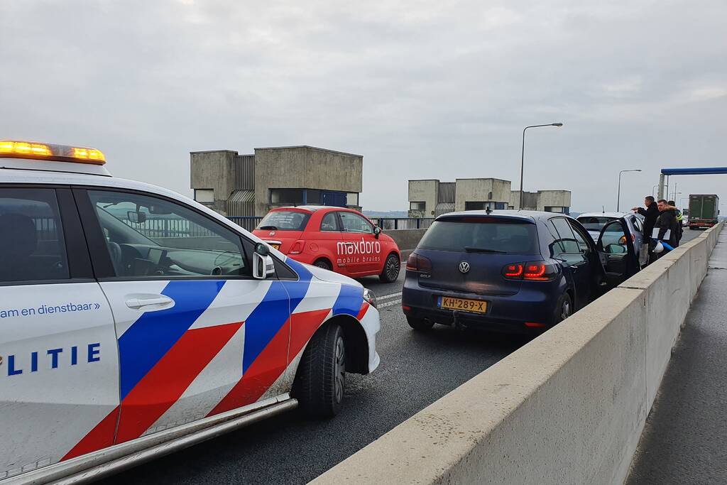 Drie auto's betrokken bij kop-staartbotsing Nijkerkerbrug