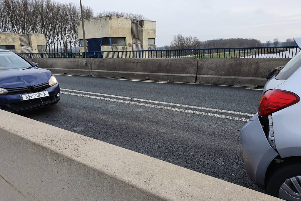 Drie auto's betrokken bij kop-staartbotsing Nijkerkerbrug