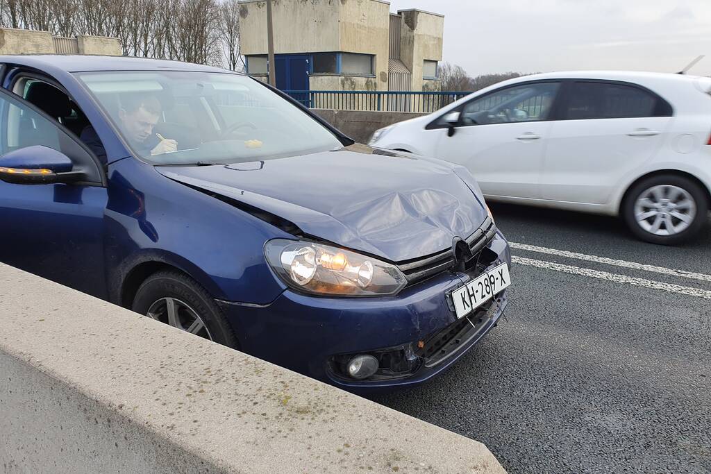 Drie auto's betrokken bij kop-staartbotsing Nijkerkerbrug