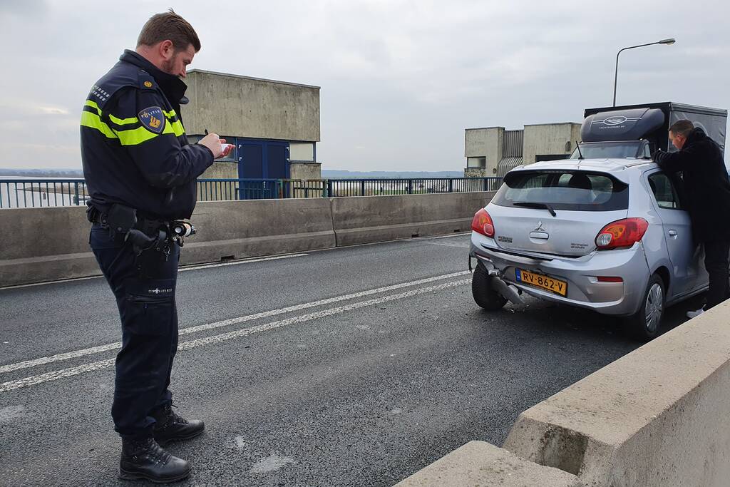 Drie auto's betrokken bij kop-staartbotsing Nijkerkerbrug