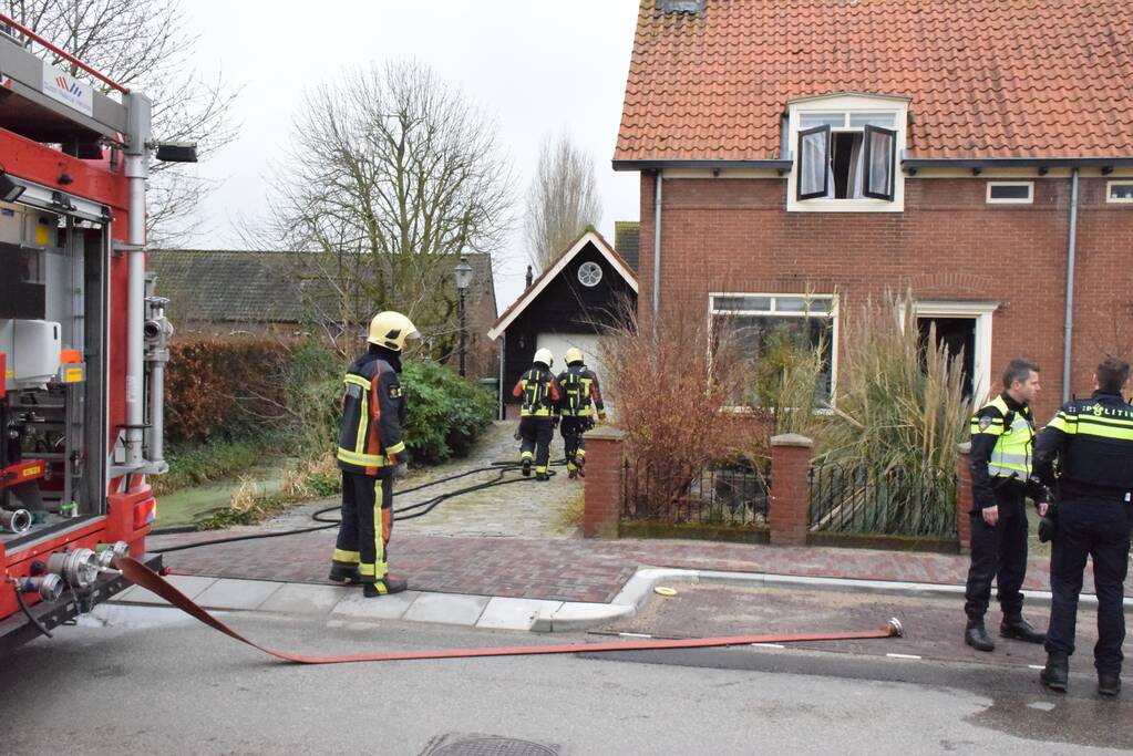 Brandweer forceert voordeur na brand in woning