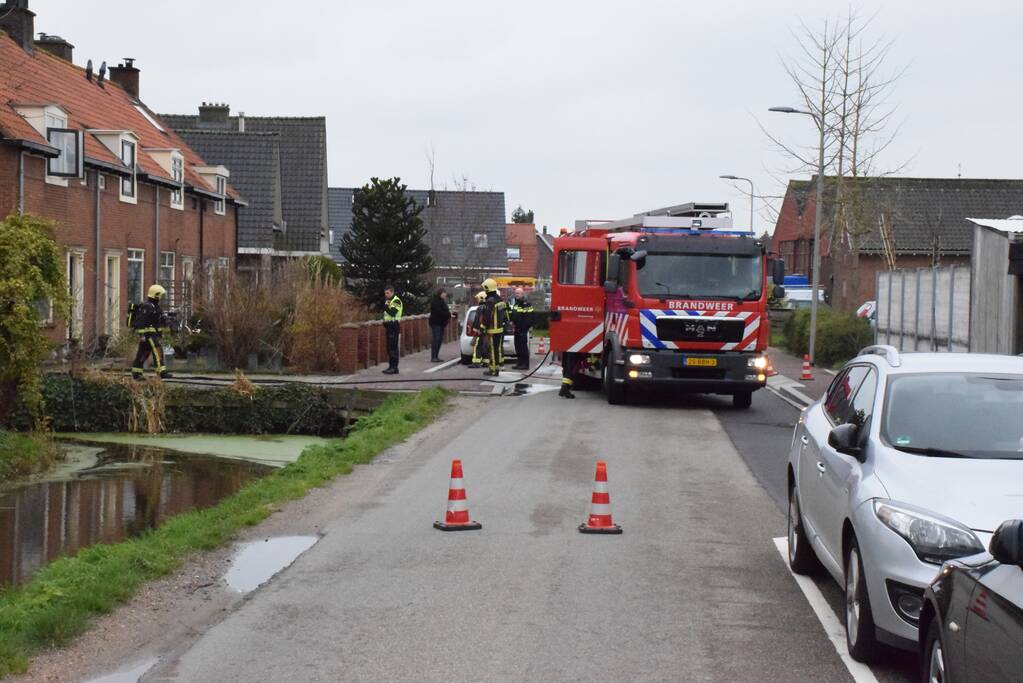 Brandweer forceert voordeur na brand in woning