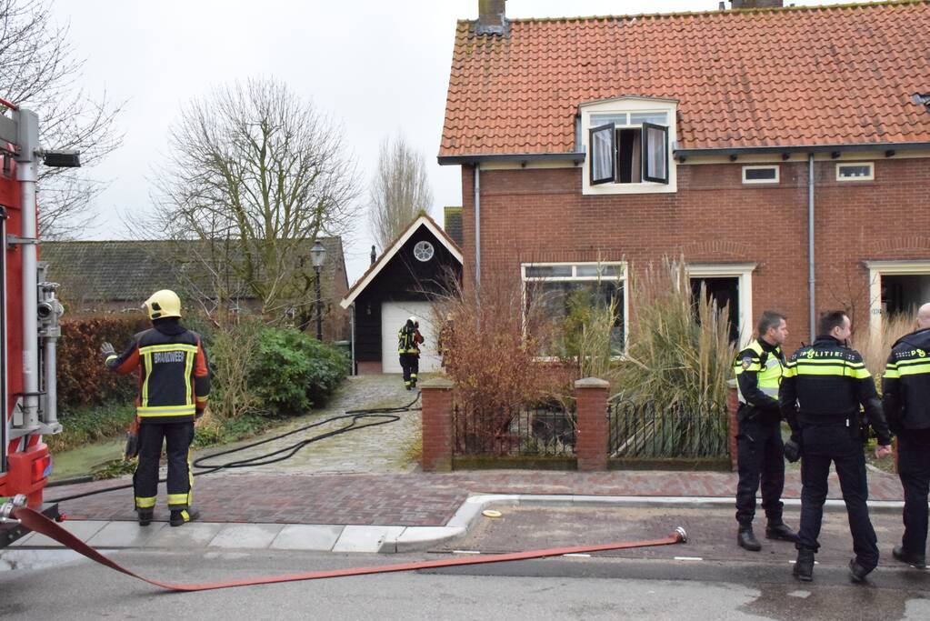 Brandweer forceert voordeur na brand in woning