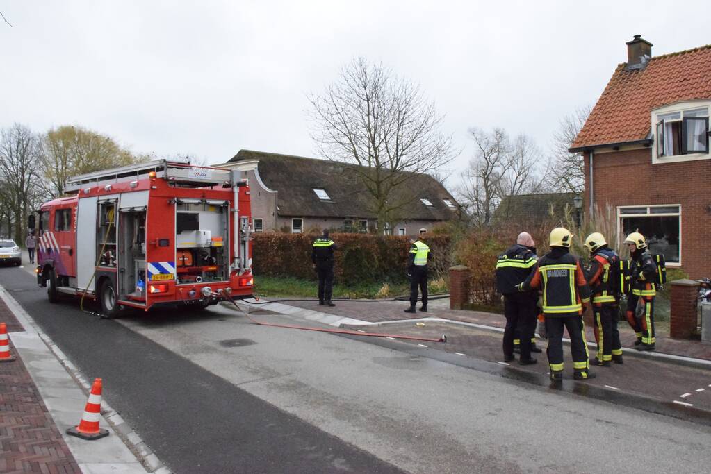 Brandweer forceert voordeur na brand in woning