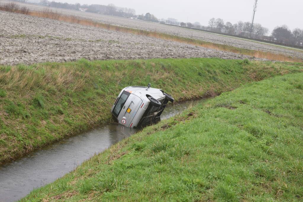 45-km wagen in de sloot bij eenzijdig ongeval