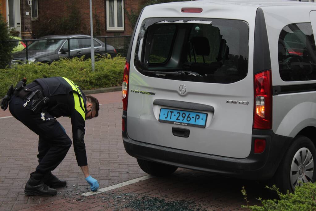 Fietser botst achterop taxibus