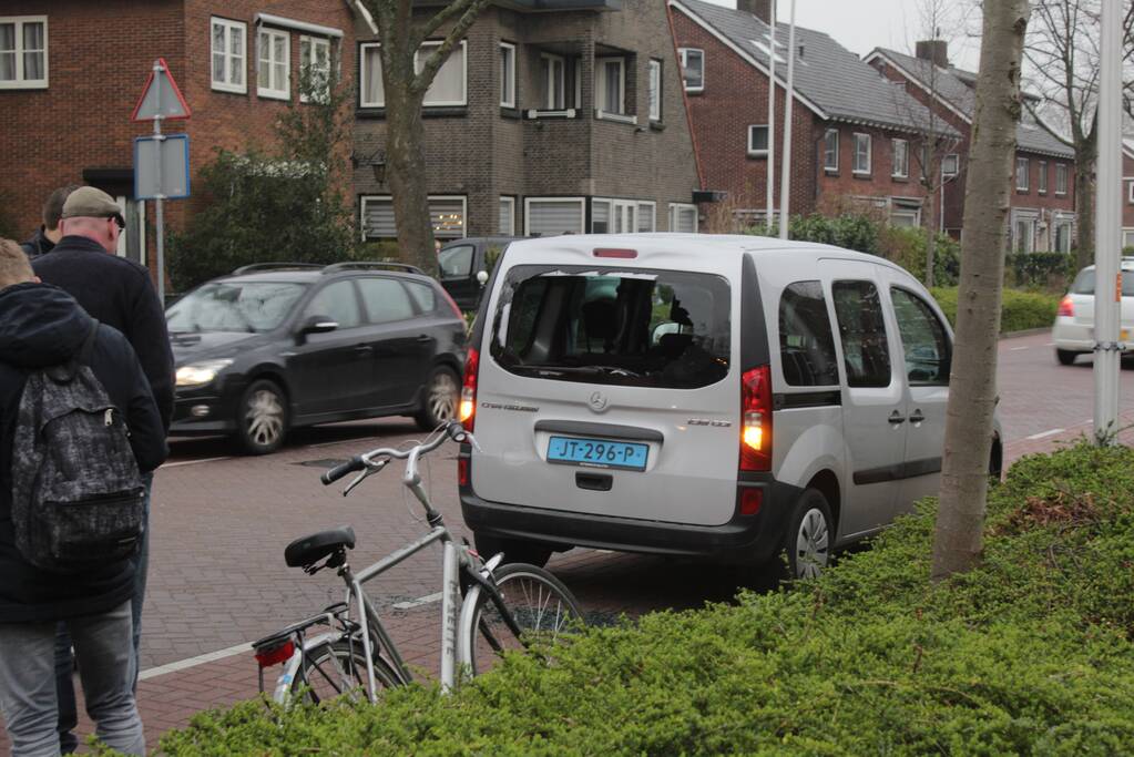 Fietser botst achterop taxibus