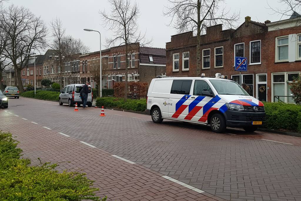 Fietser botst achterop taxibus