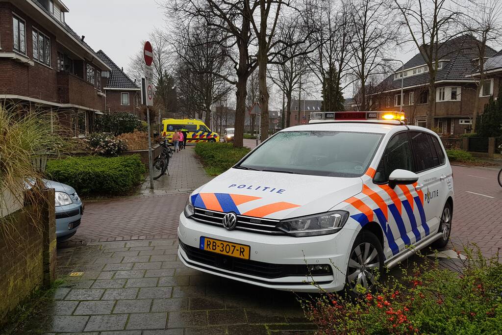Fietser botst achterop taxibus