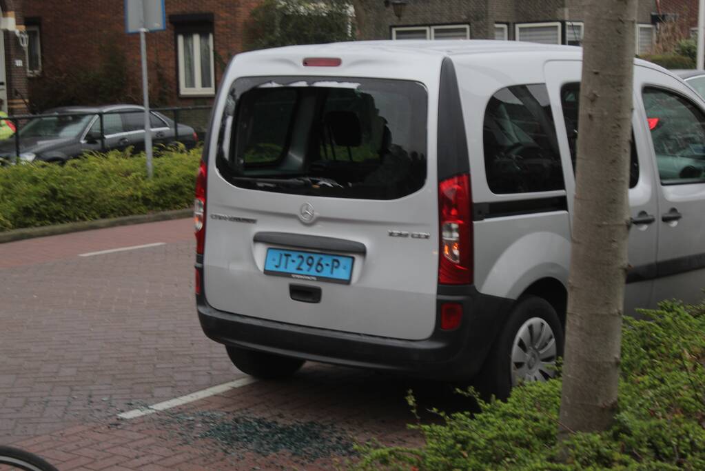 Fietser botst achterop taxibus