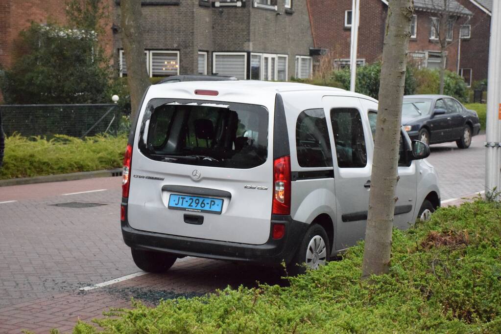 Fietser botst achterop taxibus