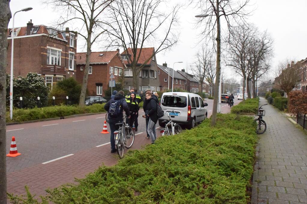 Fietser botst achterop taxibus