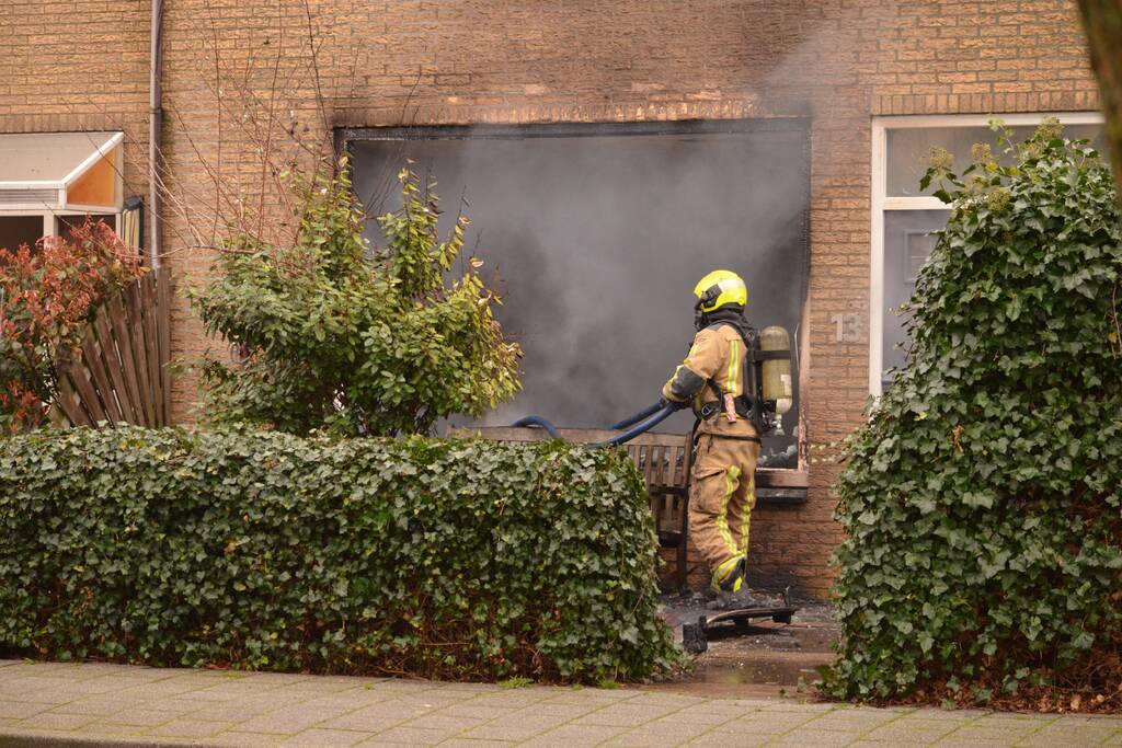 Veel rook bij uitslaande woningbrand