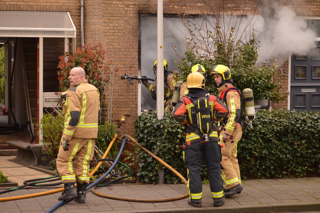 Veel rook bij uitslaande woningbrand