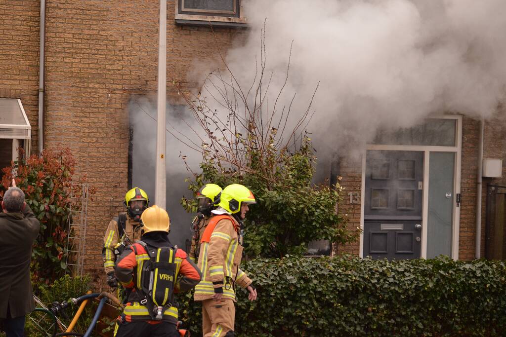 Veel rook bij uitslaande woningbrand