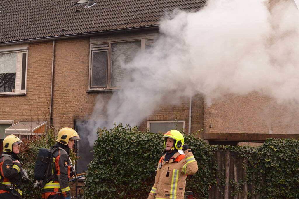 Veel rook bij uitslaande woningbrand