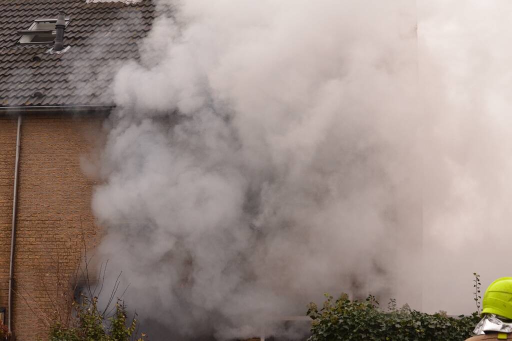 Veel rook bij uitslaande woningbrand