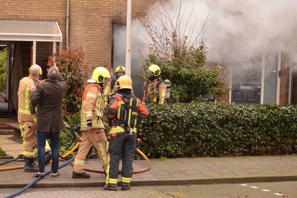 Veel rook bij uitslaande woningbrand