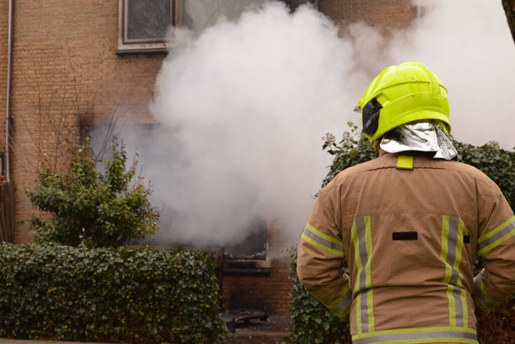 Veel rook bij uitslaande woningbrand