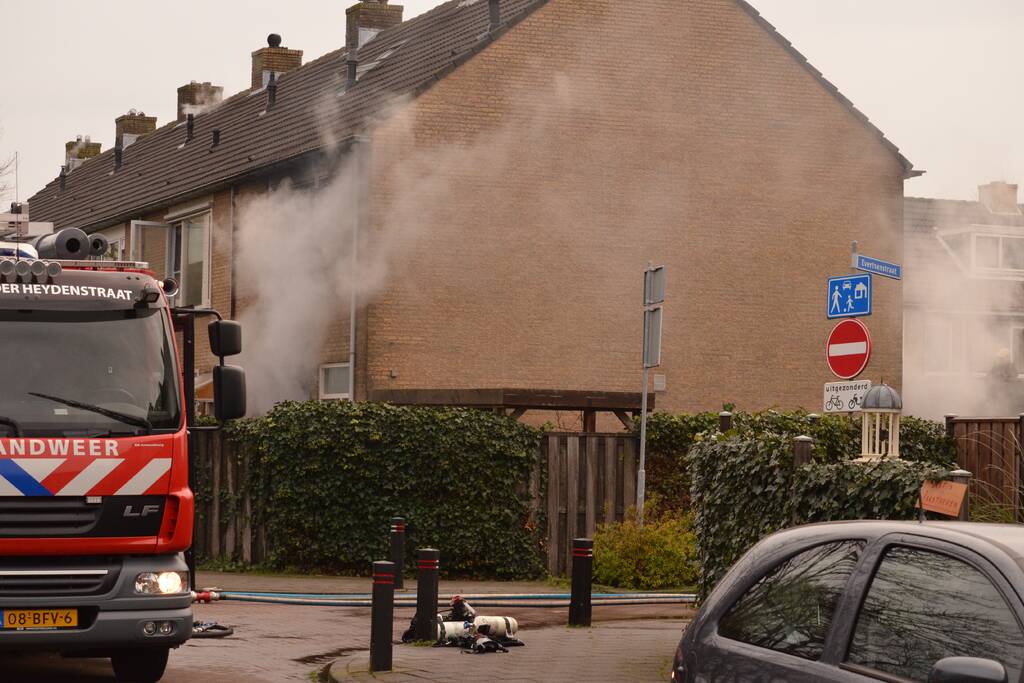Veel rook bij uitslaande woningbrand