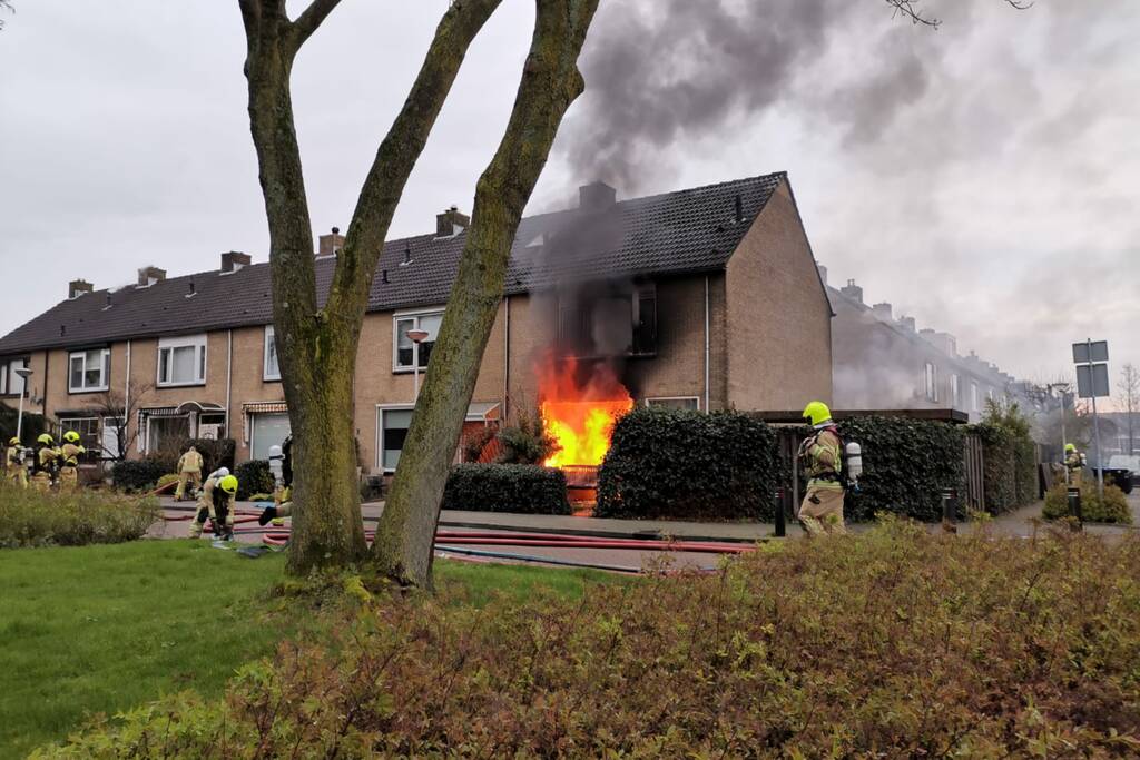 Veel rook bij uitslaande woningbrand