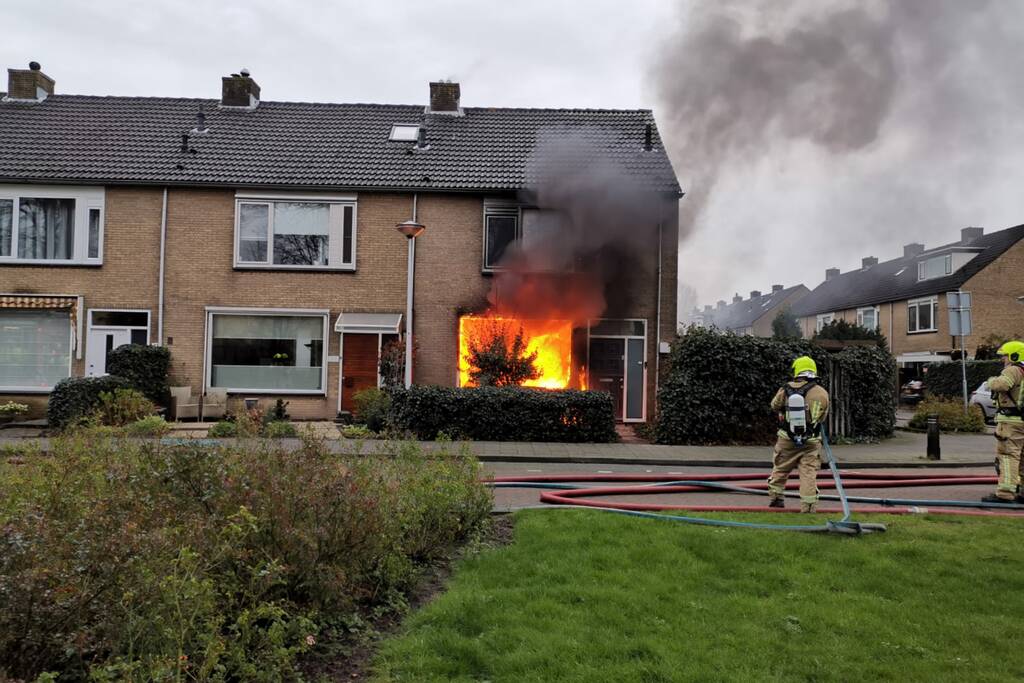 Veel rook bij uitslaande woningbrand