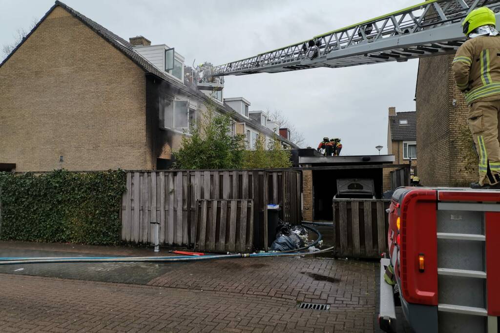 Veel rook bij uitslaande woningbrand