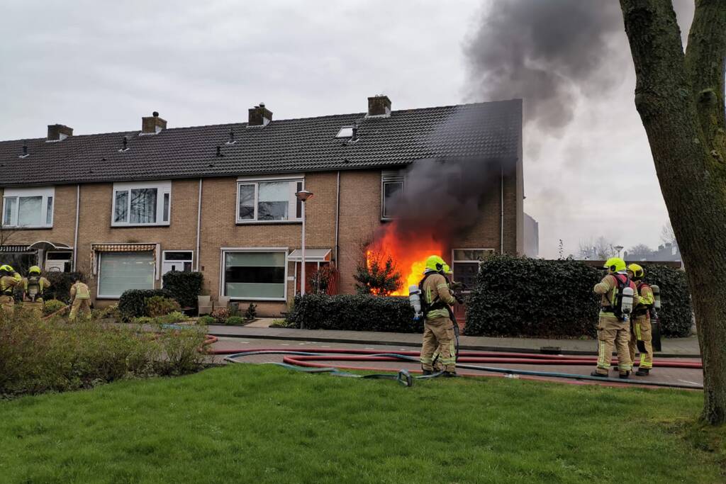 Veel rook bij uitslaande woningbrand