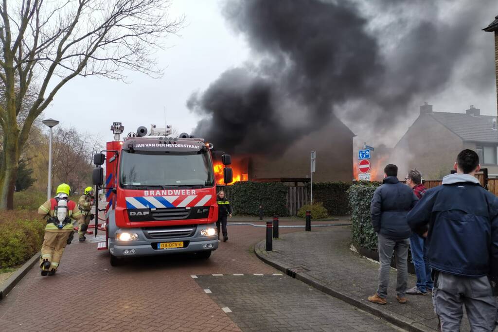 Veel rook bij uitslaande woningbrand