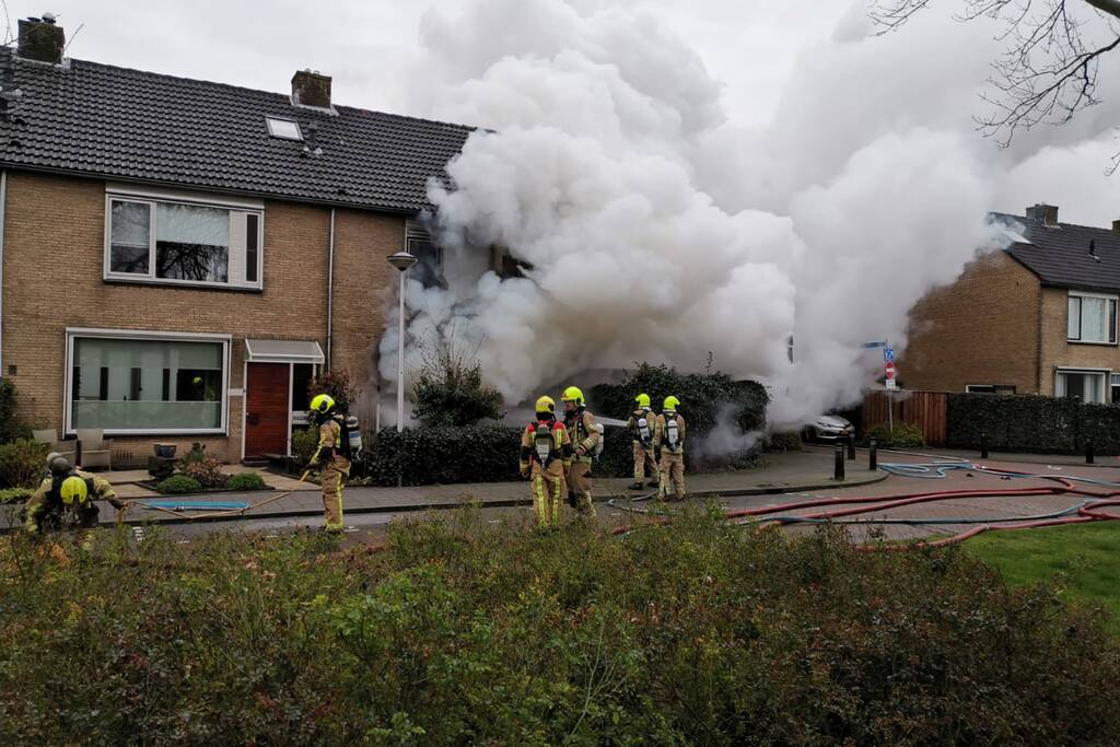 Veel rook bij uitslaande woningbrand