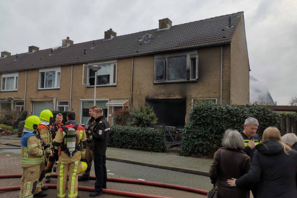 Veel rook bij uitslaande woningbrand