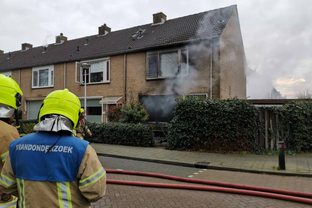 Veel rook bij uitslaande woningbrand