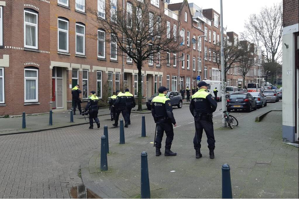 Politie start ontruiming gekraakte panden